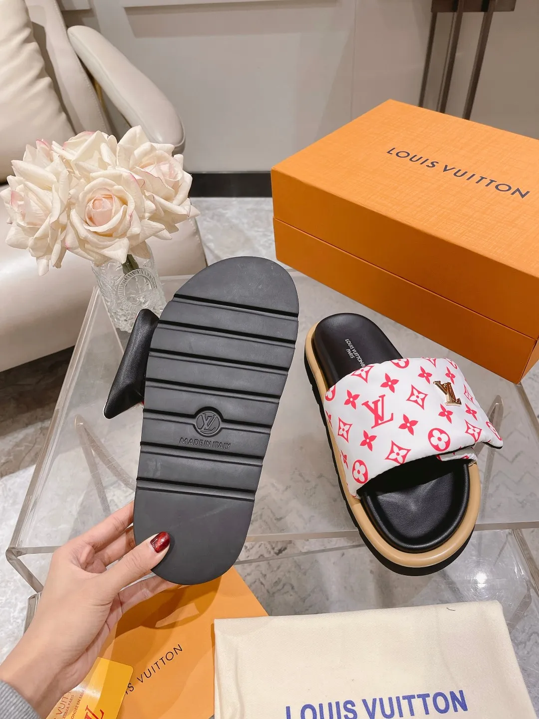 👟👟Ex-factory price 360👟👟 Lvjia brand | ²⁰²5 𝐬𝐬 💛2025 spring and summer latest popular Velcro series...Couple style thick-soled slippers, new rare products at the purchasing level💫 🍒This style is the favorite of celebrities🌟big internet celebrities. A simple and elegant sandal. A good style that you can't take your eyes off at a glance! The thick sole has the effect of increasing the height of the feet. It has the function of elongating the legs immediately. It is exquisite and low-key luxury✔️ No matter it is paired with skirts or trousers, it is super aura🛍 ━━━━━ ЅᏇєєt ━━━━━ ▪️Upper: LV old floral fabric ▪️Outsole: original molded outsole ▪️Shoe size: 35-45